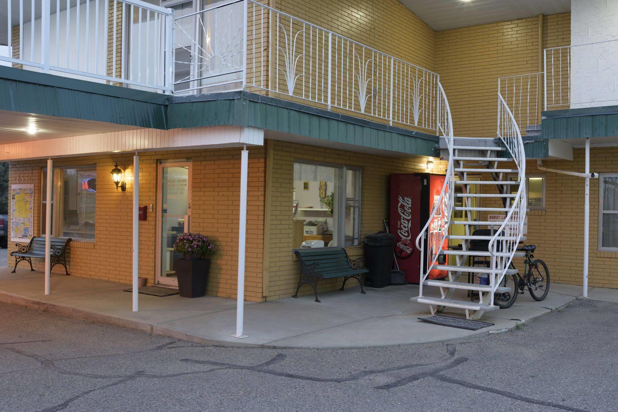 Sun-Dek Motel Medicine Hat Kültér fotó