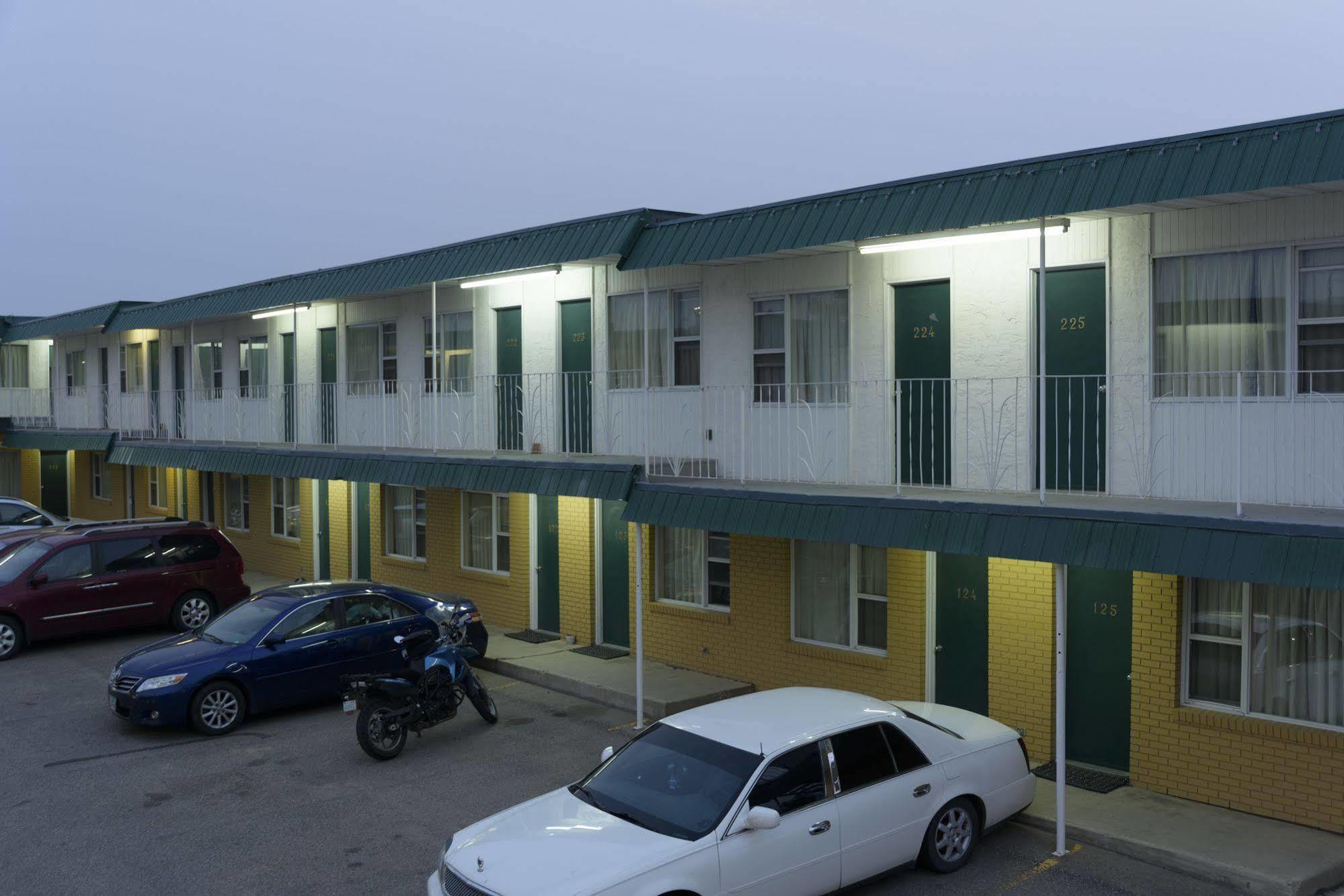 Sun-Dek Motel Medicine Hat Kültér fotó